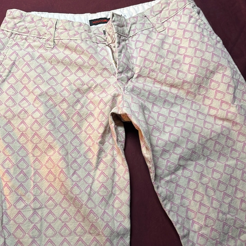 Beige and pink Volcom Stone Capris. Wide leg Juniors size 3. Never worn